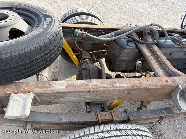 image for item EV7052 2008 GMC Sierra 3500HD pickup truck cab and chassis