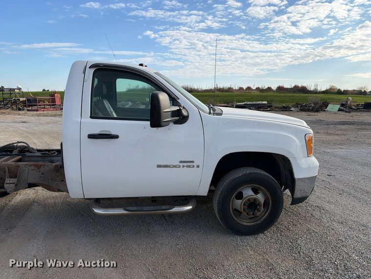 image for item EV7052 2008 GMC Sierra 3500HD pickup truck cab and chassis
