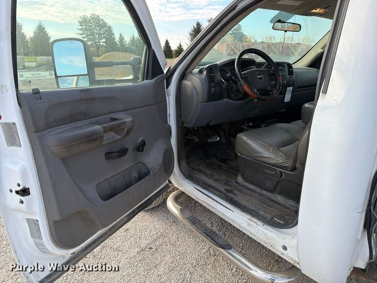 image for item EV7052 2008 GMC Sierra 3500HD pickup truck cab and chassis