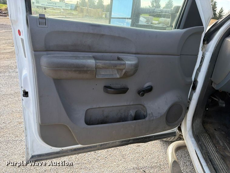 image for item EV7052 2008 GMC Sierra 3500HD pickup truck cab and chassis