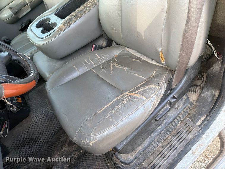 image for item EV7052 2008 GMC Sierra 3500HD pickup truck cab and chassis
