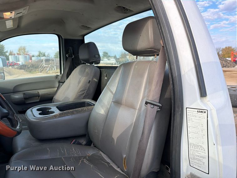 image for item EV7052 2008 GMC Sierra 3500HD pickup truck cab and chassis
