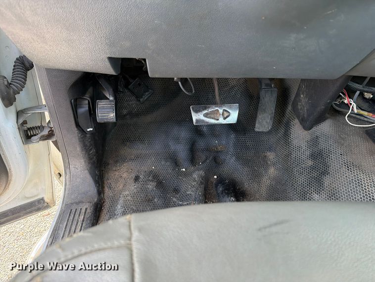 image for item EV7052 2008 GMC Sierra 3500HD pickup truck cab and chassis