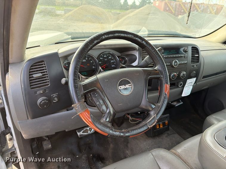 image for item EV7052 2008 GMC Sierra 3500HD pickup truck cab and chassis