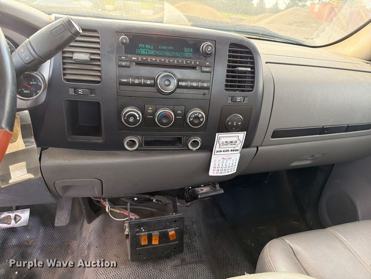 image for item EV7052 2008 GMC Sierra 3500HD pickup truck cab and chassis
