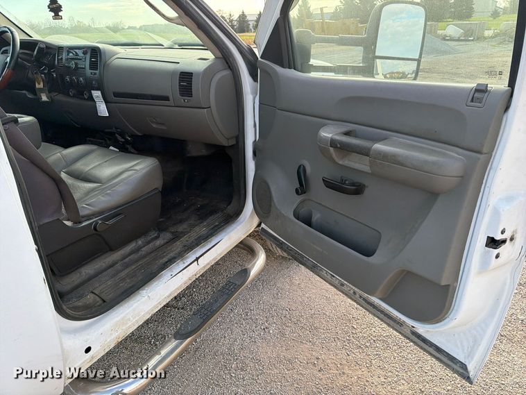 image for item EV7052 2008 GMC Sierra 3500HD pickup truck cab and chassis