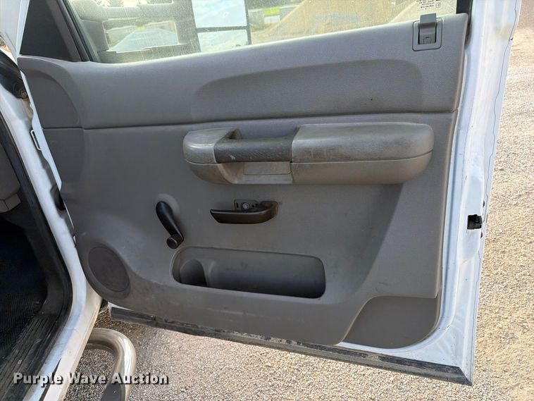 image for item EV7052 2008 GMC Sierra 3500HD pickup truck cab and chassis