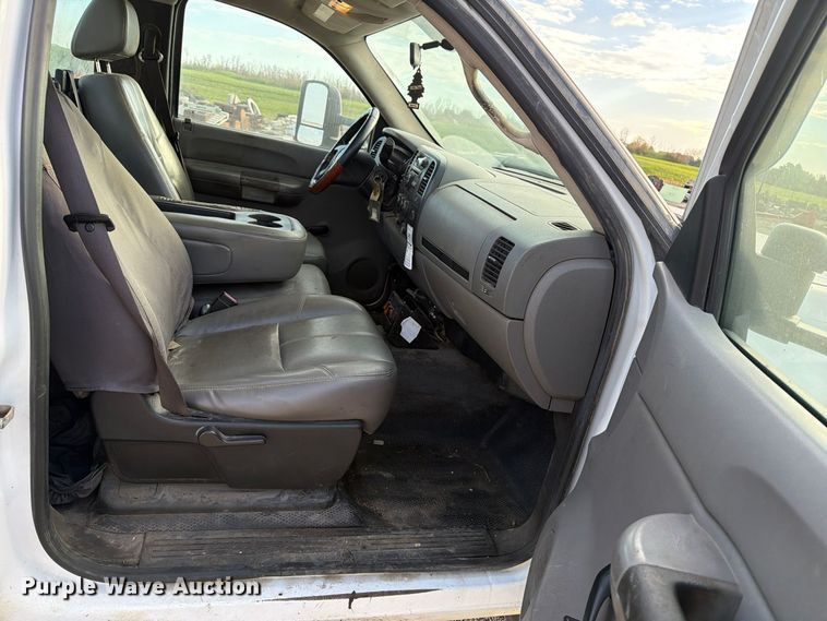image for item EV7052 2008 GMC Sierra 3500HD pickup truck cab and chassis