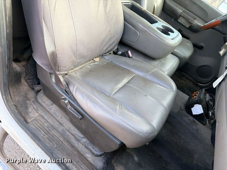 image for item EV7052 2008 GMC Sierra 3500HD pickup truck cab and chassis