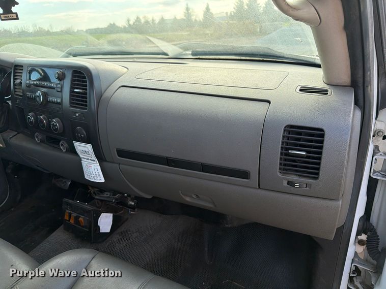 image for item EV7052 2008 GMC Sierra 3500HD pickup truck cab and chassis