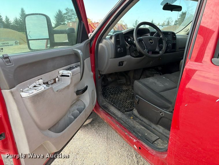 image for item EV7057 2013 Chevrolet Silverado 3500HD Crew Cab pickup truck