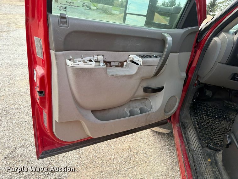 image for item EV7057 2013 Chevrolet Silverado 3500HD Crew Cab pickup truck