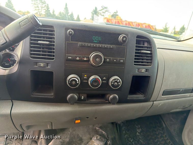image for item EV7057 2013 Chevrolet Silverado 3500HD Crew Cab pickup truck