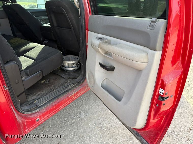 image for item EV7057 2013 Chevrolet Silverado 3500HD Crew Cab pickup truck