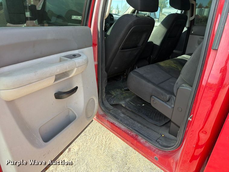 image for item EV7057 2013 Chevrolet Silverado 3500HD Crew Cab pickup truck