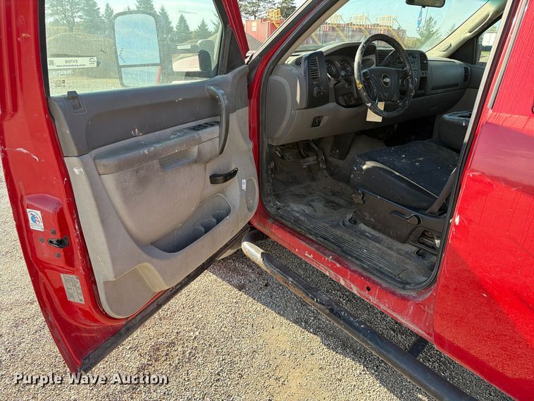 image for item EV7058 2014 Chevrolet Silverado 3500HD Crew Cab pickup truck