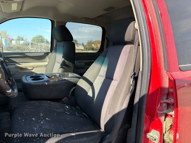 image for item EV7058 2014 Chevrolet Silverado 3500HD Crew Cab pickup truck