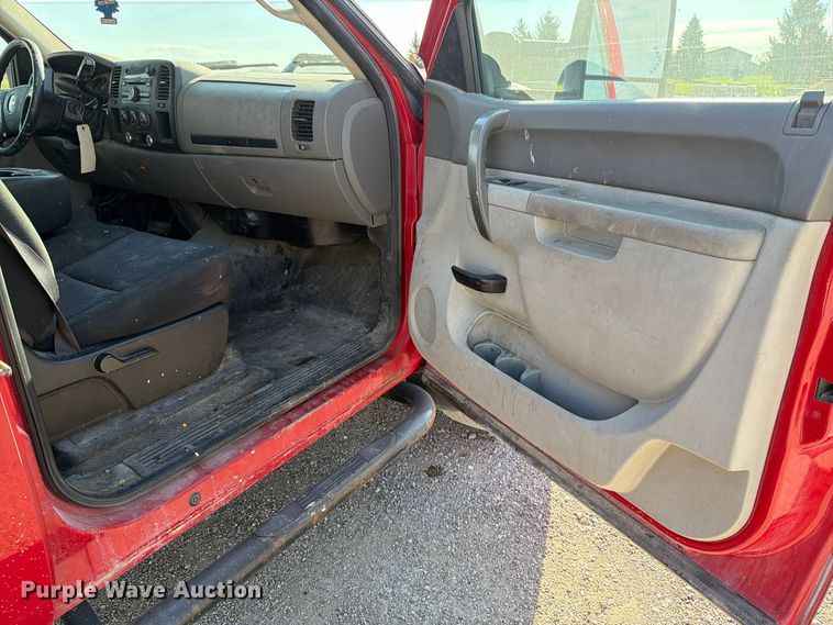 image for item EV7058 2014 Chevrolet Silverado 3500HD Crew Cab pickup truck