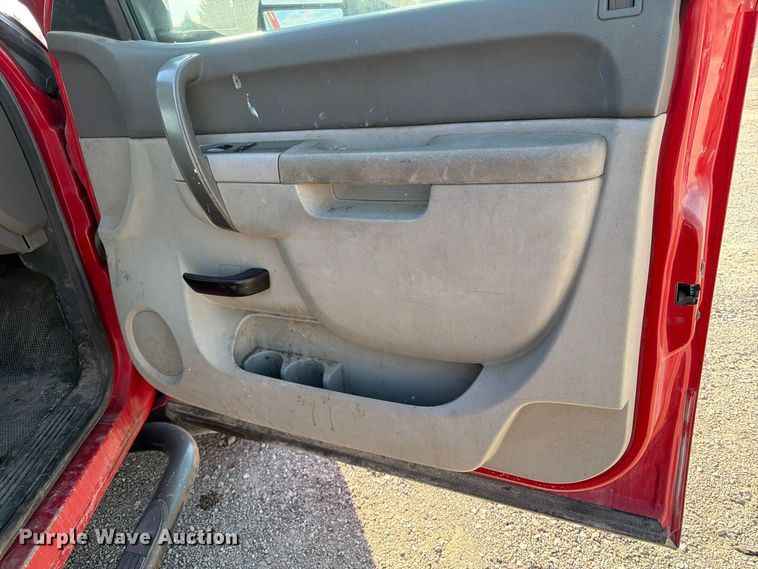 image for item EV7058 2014 Chevrolet Silverado 3500HD Crew Cab pickup truck