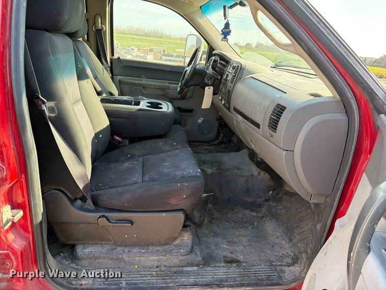 image for item EV7058 2014 Chevrolet Silverado 3500HD Crew Cab pickup truck