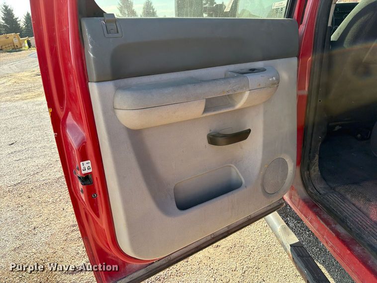 image for item EV7058 2014 Chevrolet Silverado 3500HD Crew Cab pickup truck