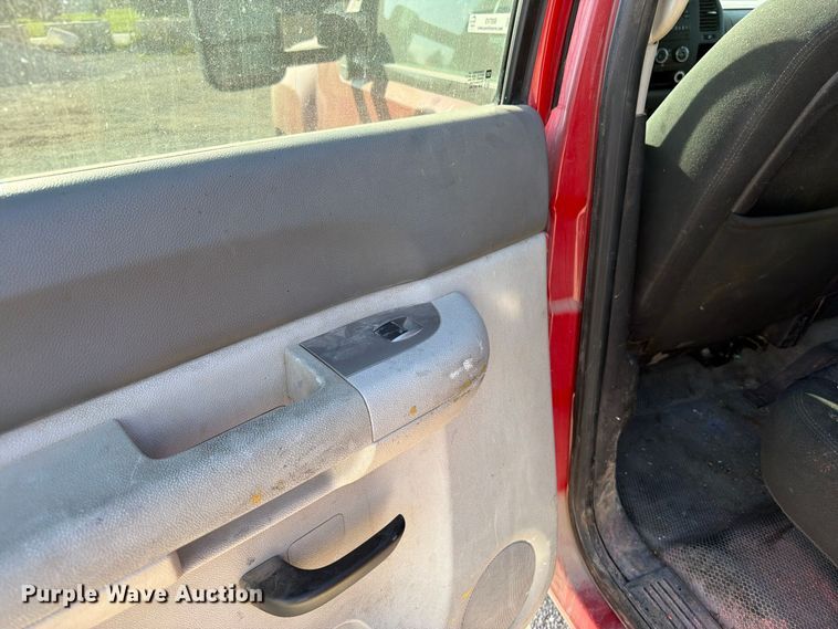 image for item EV7058 2014 Chevrolet Silverado 3500HD Crew Cab pickup truck