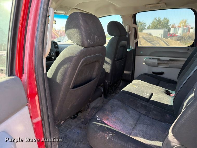 image for item EV7058 2014 Chevrolet Silverado 3500HD Crew Cab pickup truck