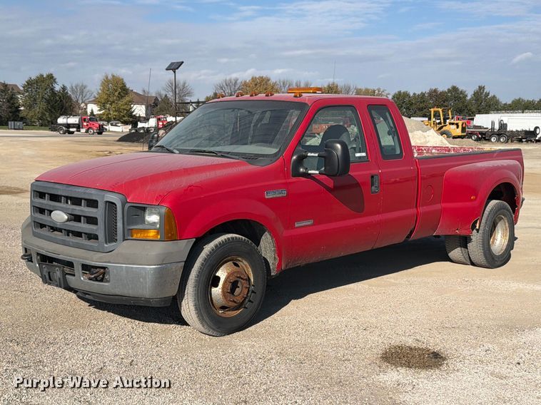 image for item EV7060 2005 Ford F350 Super Duty Ext. Cab pickup truck