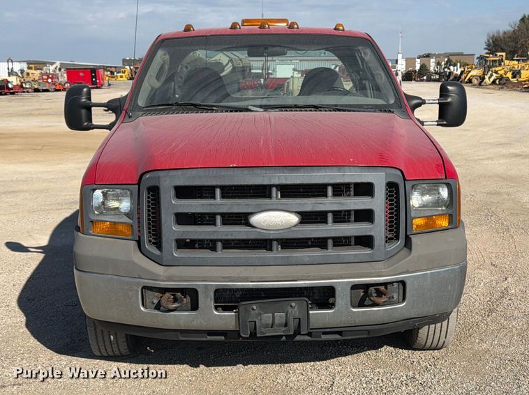 image for item EV7060 2005 Ford F350 Super Duty Ext. Cab pickup truck
