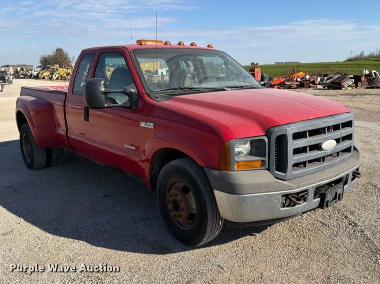 image for item EV7060 2005 Ford F350 Super Duty Ext. Cab pickup truck
