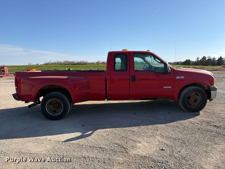 image for item EV7060 2005 Ford F350 Super Duty Ext. Cab pickup truck