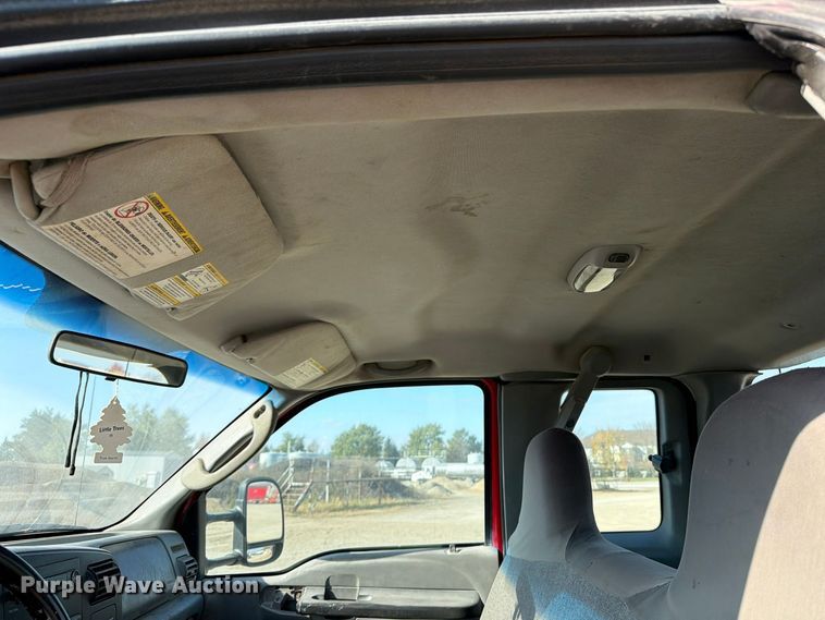image for item EV7060 2005 Ford F350 Super Duty Ext. Cab pickup truck