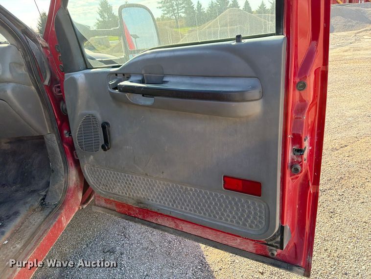 image for item EV7060 2005 Ford F350 Super Duty Ext. Cab pickup truck