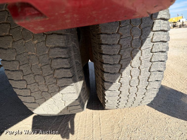 image for item EV7060 2005 Ford F350 Super Duty Ext. Cab pickup truck