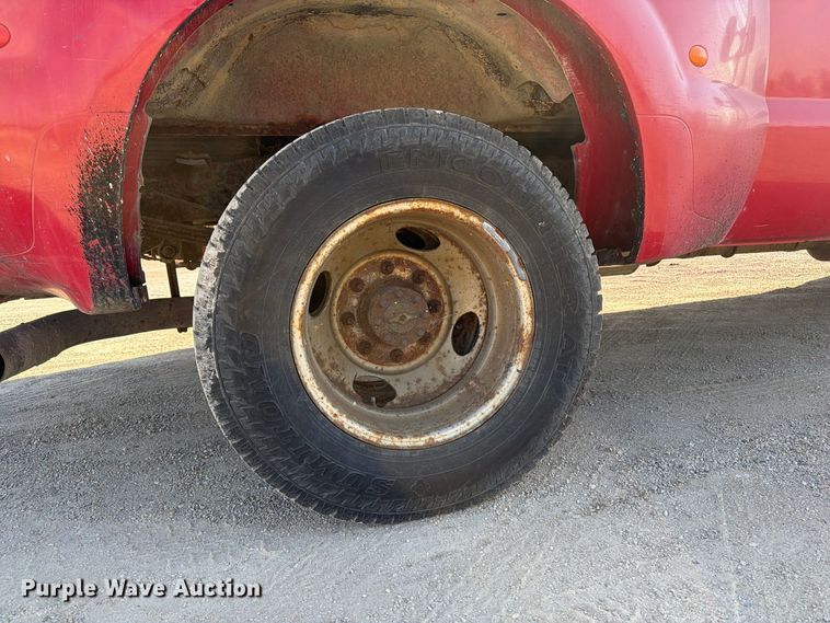 image for item EV7060 2005 Ford F350 Super Duty Ext. Cab pickup truck