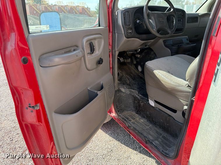 image for item EV7064 2001 GMC Savana delivery truck