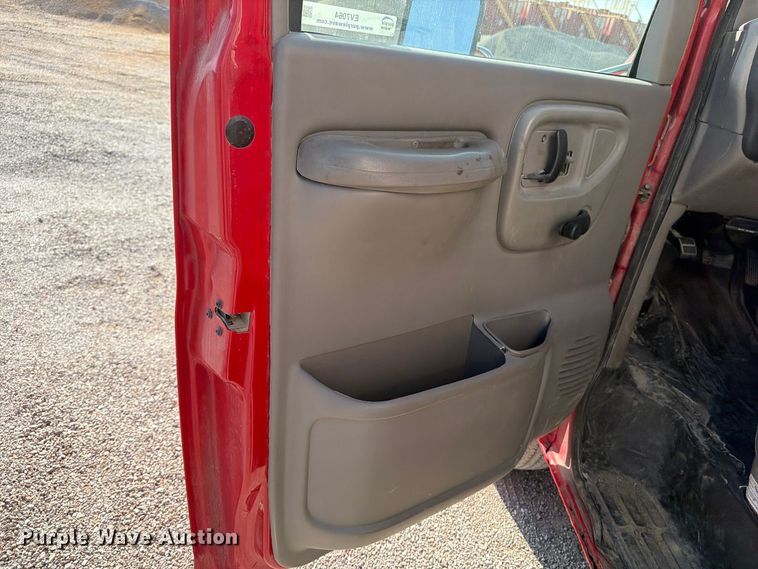 image for item EV7064 2001 GMC Savana delivery truck