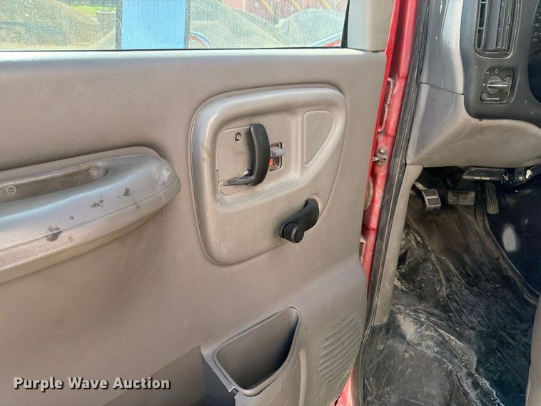 image for item EV7064 2001 GMC Savana delivery truck