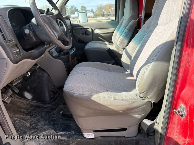 image for item EV7064 2001 GMC Savana delivery truck