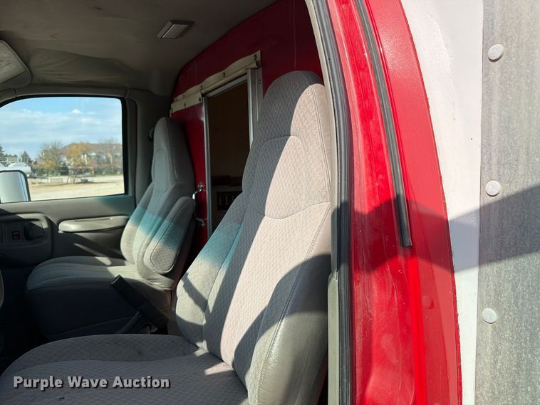 image for item EV7064 2001 GMC Savana delivery truck
