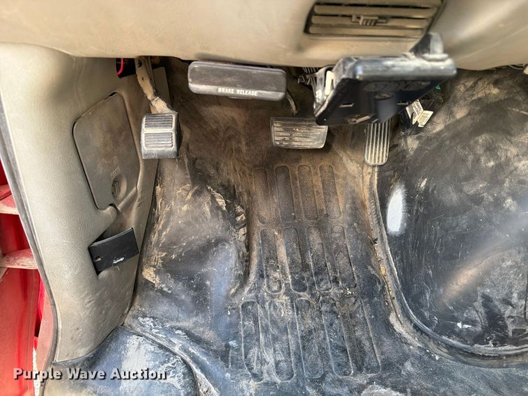 image for item EV7064 2001 GMC Savana delivery truck