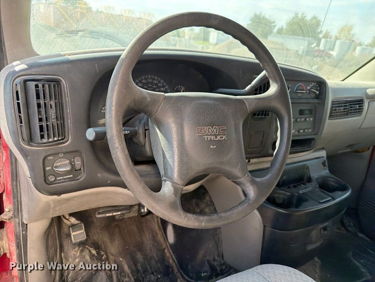 image for item EV7064 2001 GMC Savana delivery truck