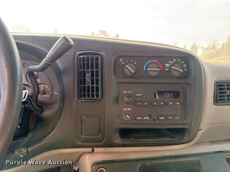 image for item EV7064 2001 GMC Savana delivery truck
