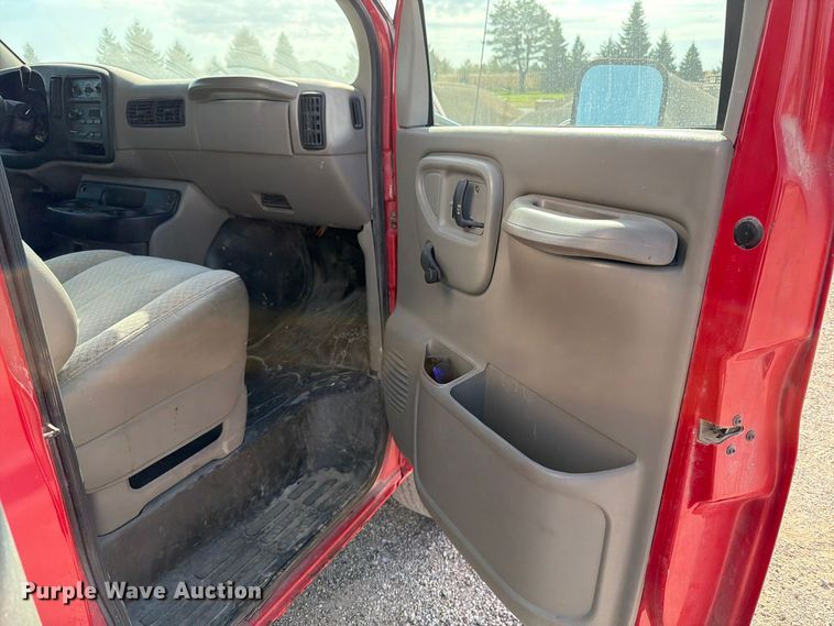 image for item EV7064 2001 GMC Savana delivery truck