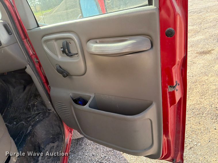 image for item EV7064 2001 GMC Savana delivery truck