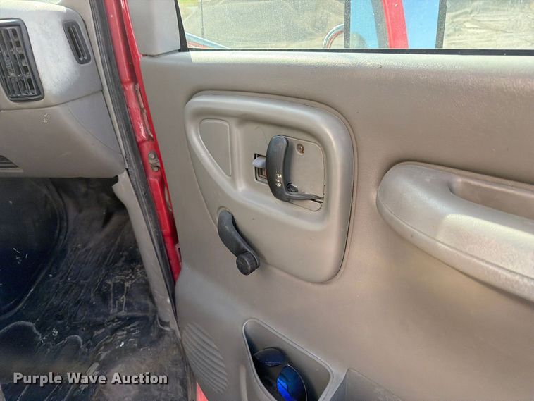 image for item EV7064 2001 GMC Savana delivery truck