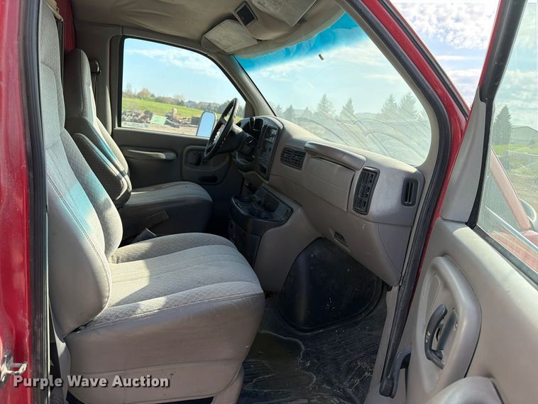 image for item EV7064 2001 GMC Savana delivery truck