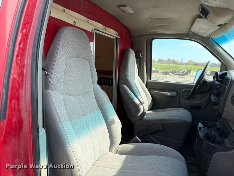 image for item EV7064 2001 GMC Savana delivery truck