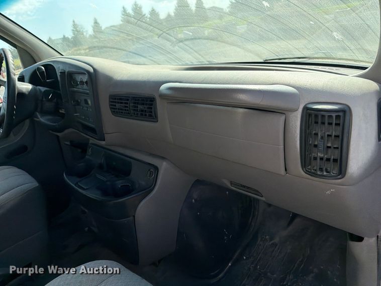 image for item EV7064 2001 GMC Savana delivery truck