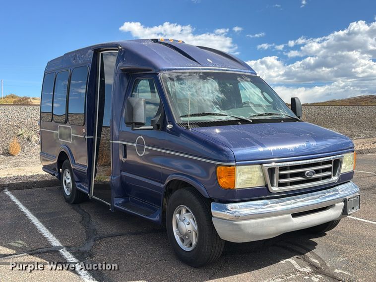image for item EW1157 2007 TURT E350 shuttle bus